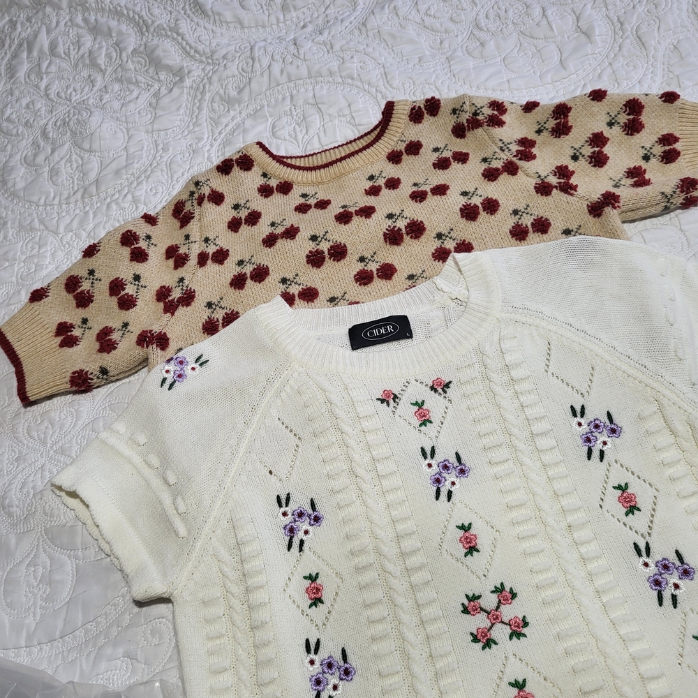This lot of 2 CIDER knit sweaters for women in size Large features a floral patt